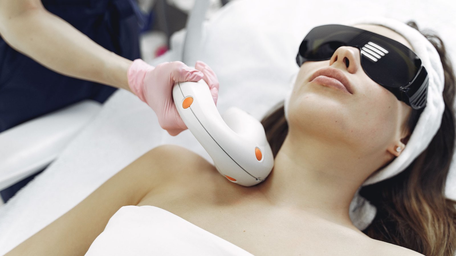 mulher-depilacao-laser-com-oculos-protecao