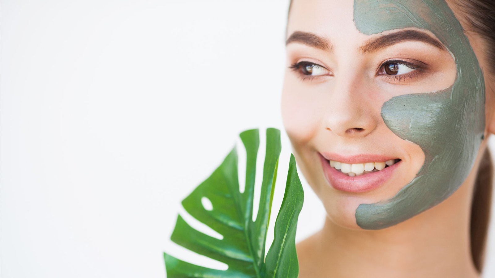 mulher-peeling-folha-verde